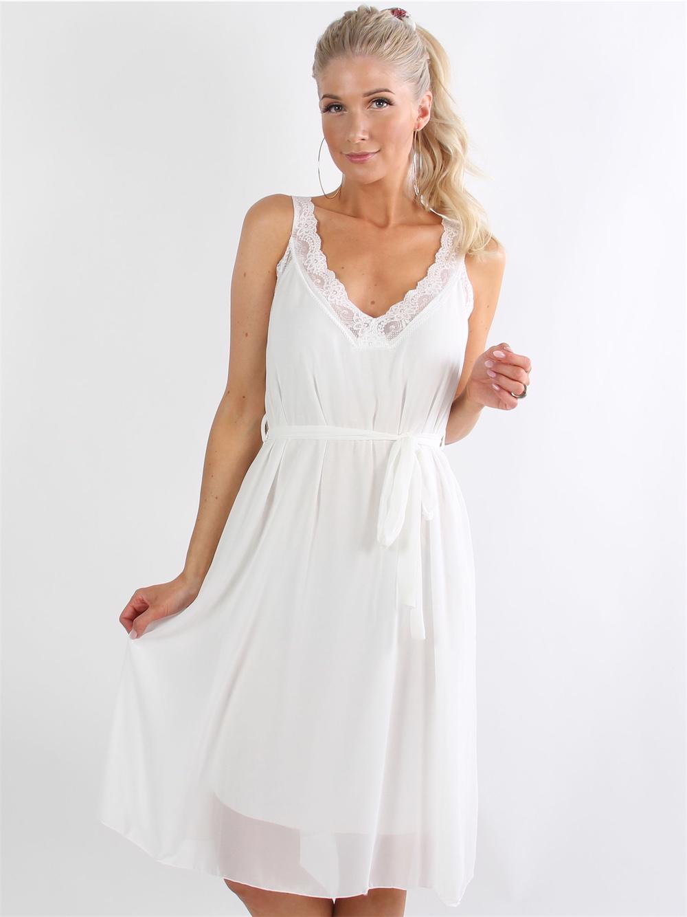 Aleta - Armygrøn chiffonkjole med blondekant og bindebånd